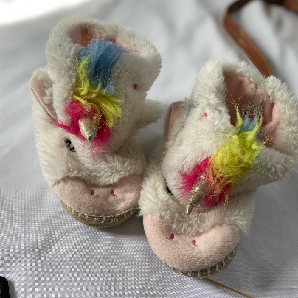 Unicorn baby girl size 13 like new